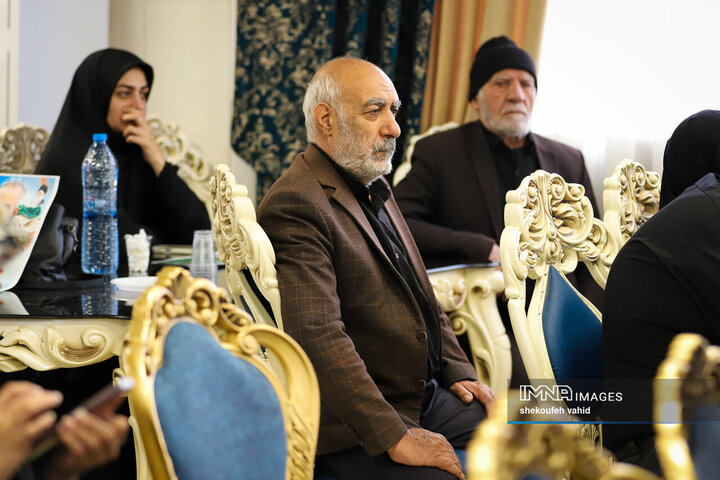 دیدار نماینده آیت‌الله سیستانی با خانواده شهدای جنگ رمضان در اصفهان