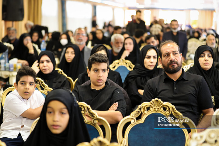 دیدار نماینده آیت‌الله سیستانی با خانواده شهدای جنگ رمضان در اصفهان