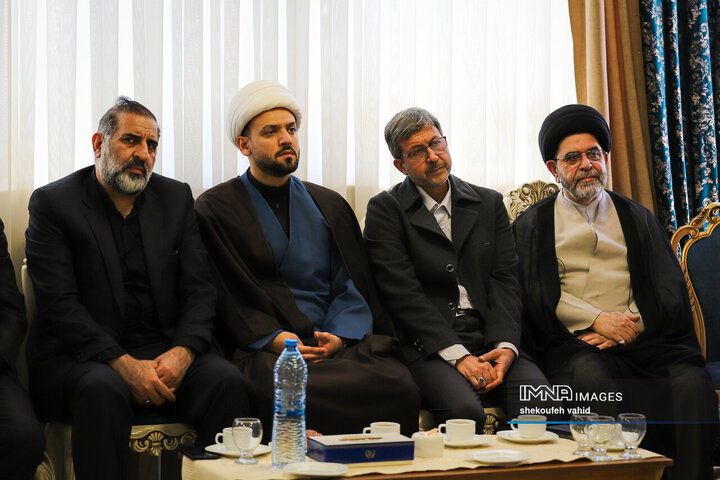 دیدار نماینده آیت‌الله سیستانی با خانواده شهدای جنگ رمضان در اصفهان