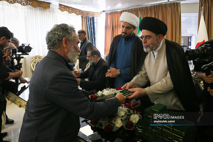 دیدار نماینده آیت‌الله سیستانی با خانواده شهدای جنگ رمضان در اصفهان