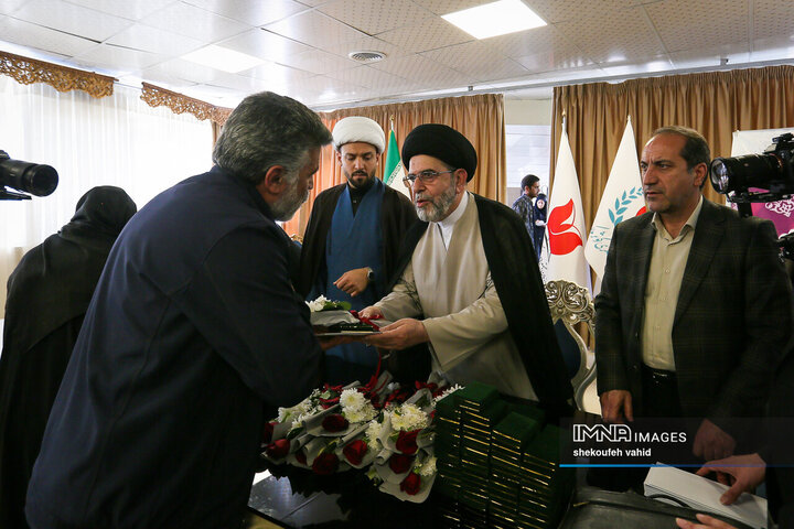 دیدار نماینده آیت‌الله سیستانی با خانواده شهدای جنگ رمضان در اصفهان