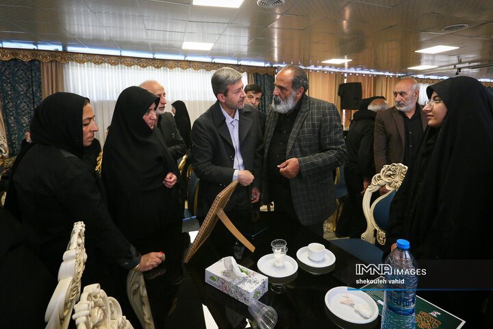دیدار نماینده آیت‌الله سیستانی با خانواده شهدای جنگ رمضان در اصفهان