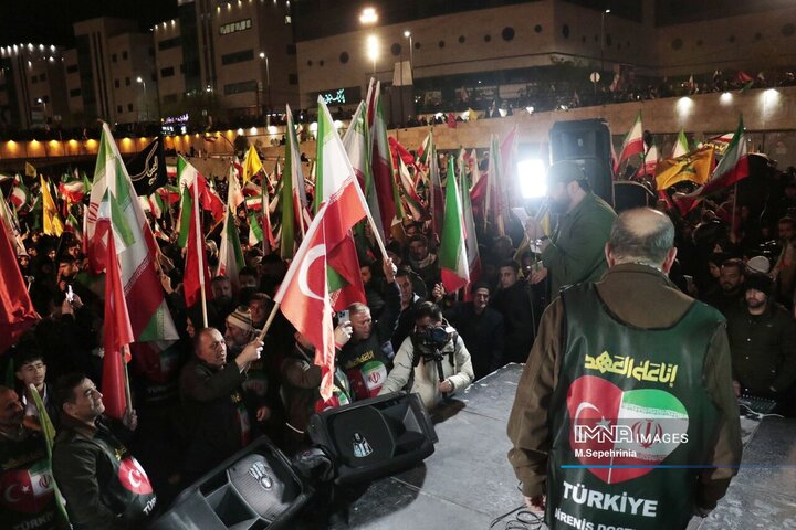 حضور 72 تن از نخبگان فرهنگی و رسانه‌ای ترکیه در اجتماع مردمی حمایت از جمهوری اسلامی ایران در تبریز