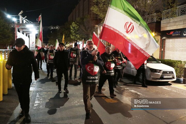 حضور 72 تن از نخبگان فرهنگی و رسانه‌ای ترکیه در اجتماع مردمی حمایت از جمهوری اسلامی ایران در تبریز
