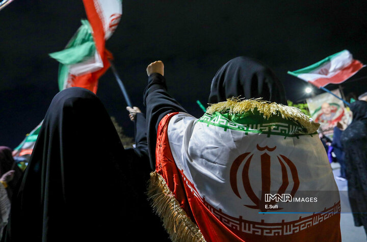 مشت‌های گره‌کرده مردم اراک به یاد رهبر شهید