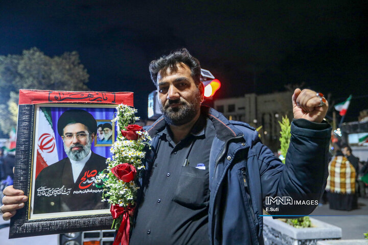 مشت‌های گره‌کرده مردم اراک به یاد رهبر شهید