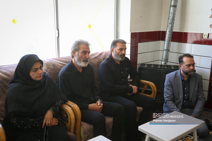 دیدار شهردار اصفهان با خانواده دانش‌آموز شهید مدرسه میناب
