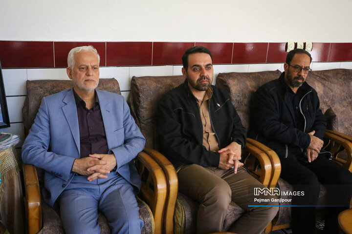 دیدار شهردار اصفهان با خانواده دانش‌آموز شهید مدرسه میناب