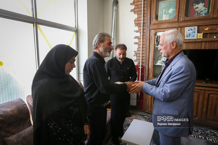 دیدار شهردار اصفهان با خانواده دانش‌آموز شهید مدرسه میناب