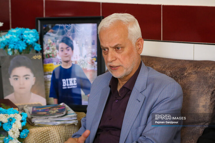 دیدار شهردار اصفهان با خانواده دانش‌آموز شهید مدرسه میناب