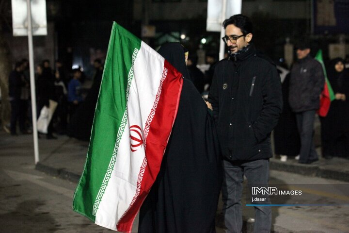 تجمع مردم سنندج در شب‌های میدان آزادی