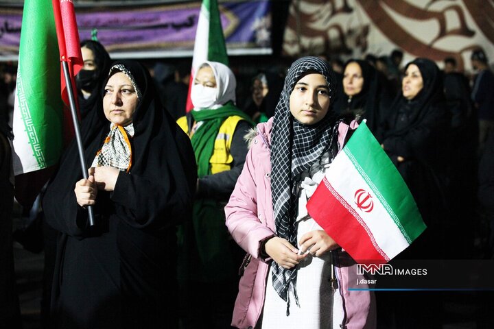 تجمع مردم سنندج در شب‌های میدان آزادی