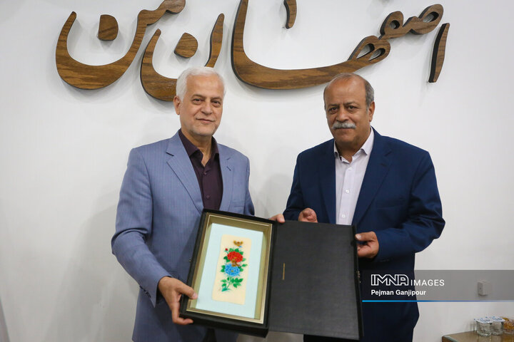 دیدار شهردار اصفهان و هنرمندان پیشکسوت صنایع دستی
