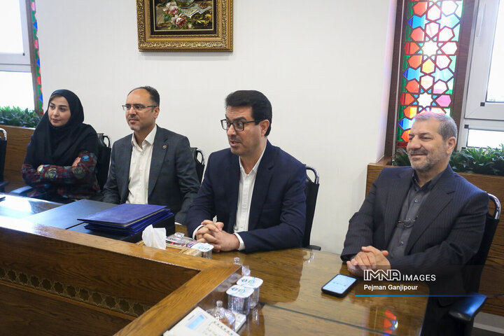 دیدار شهردار اصفهان و هنرمندان پیشکسوت صنایع دستی
