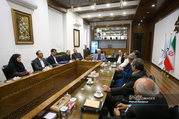 دیدار شهردار اصفهان و هنرمندان پیشکسوت صنایع دستی