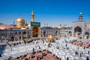 برگزاری آیین آغاز برنامه‌های دهه کرامت با حضور خادمان و زائران در حرم رضوی