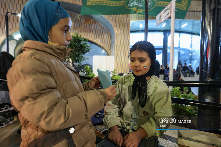 هنرنمایی دختران کوچک اراکی در حماسه حضور میدان شهدا