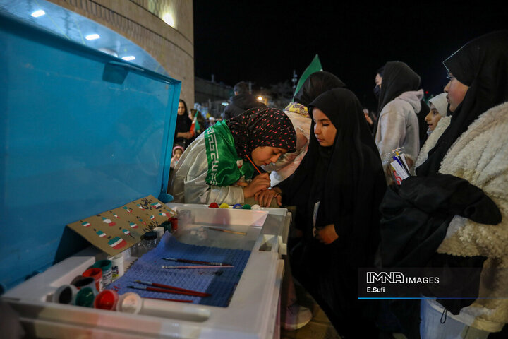 هنرنمایی دختران کوچک اراکی در حماسه حضور میدان شهدا
