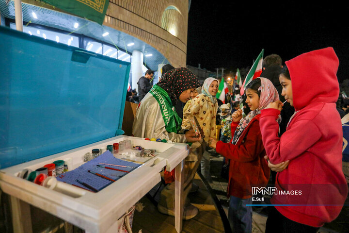 هنرنمایی دختران کوچک اراکی در حماسه حضور میدان شهدا