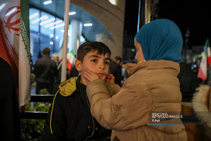 هنرنمایی دختران کوچک اراکی در حماسه حضور میدان شهدا