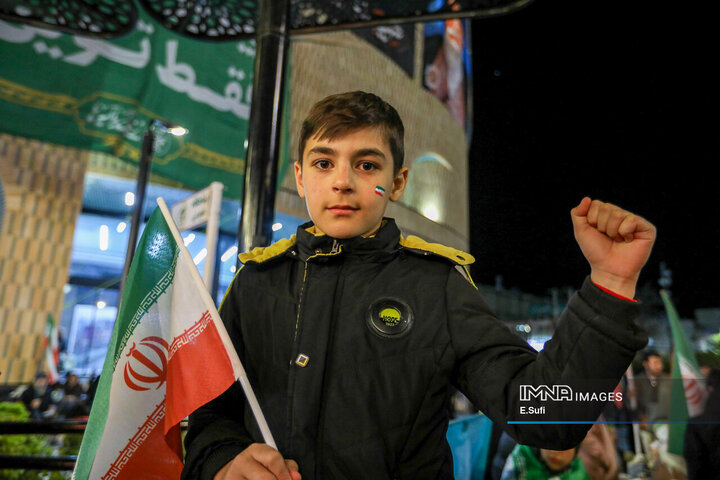 هنرنمایی دختران کوچک اراکی در حماسه حضور میدان شهدا