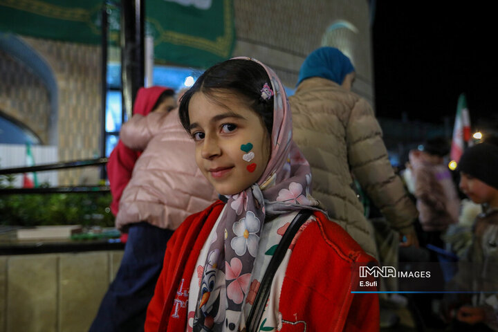 هنرنمایی دختران کوچک اراکی در حماسه حضور میدان شهدا