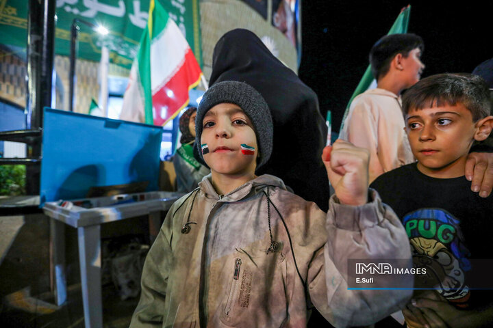 هنرنمایی دختران کوچک اراکی در حماسه حضور میدان شهدا