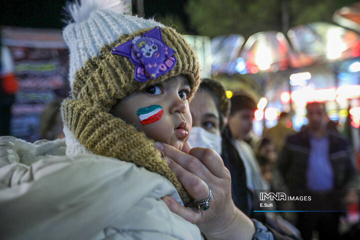 هنرنمایی دختران کوچک اراکی در حماسه حضور میدان شهدا