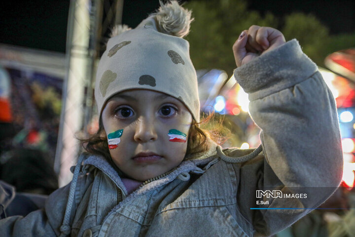 هنرنمایی دختران کوچک اراکی در حماسه حضور میدان شهدا
