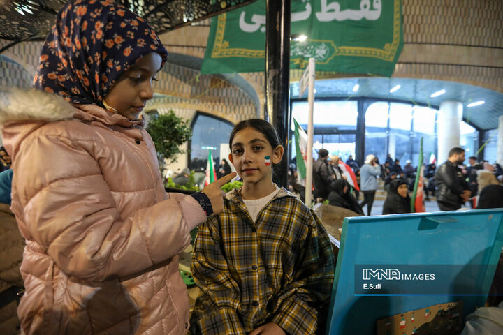 هنرنمایی دختران کوچک اراکی در حماسه حضور میدان شهدا