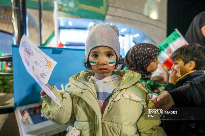 هنرنمایی دختران کوچک اراکی در حماسه حضور میدان شهدا