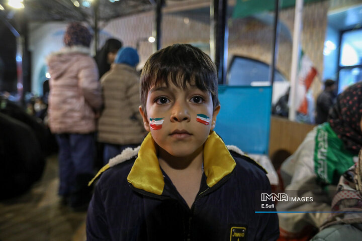 هنرنمایی دختران کوچک اراکی در حماسه حضور میدان شهدا
