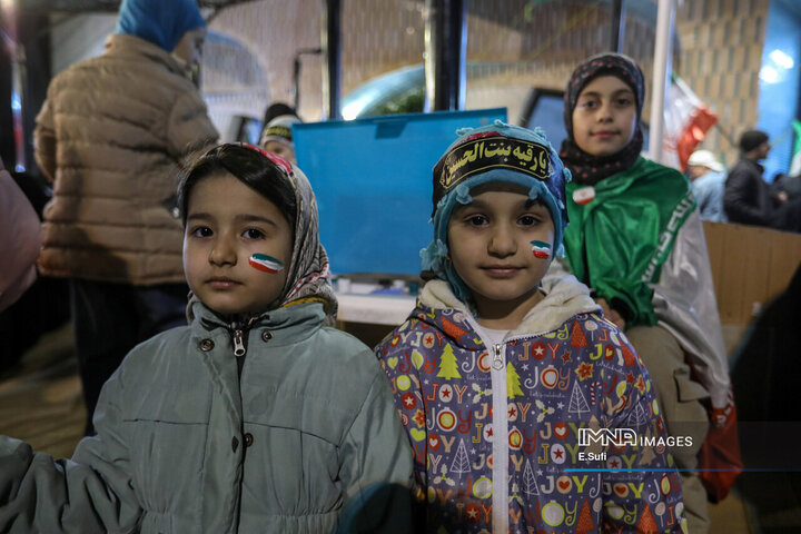 هنرنمایی دختران کوچک اراکی در حماسه حضور میدان شهدا