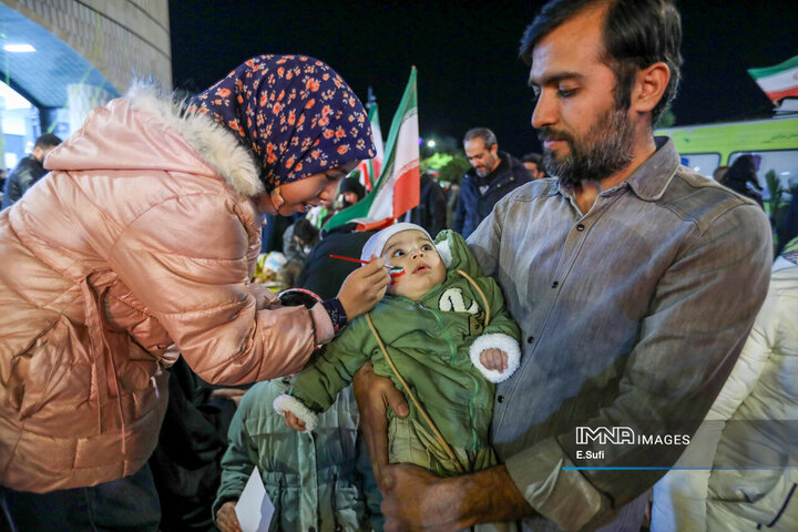 هنرنمایی دختران کوچک اراکی در حماسه حضور میدان شهدا