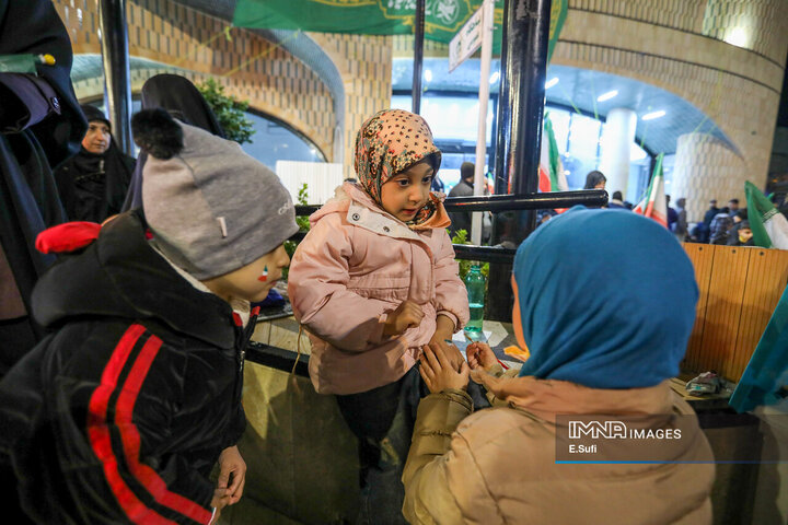 هنرنمایی دختران کوچک اراکی در حماسه حضور میدان شهدا