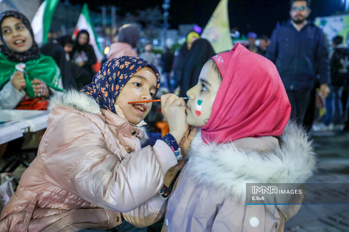 تولد دوباره پرچم ایران با دستان کوچک دختران