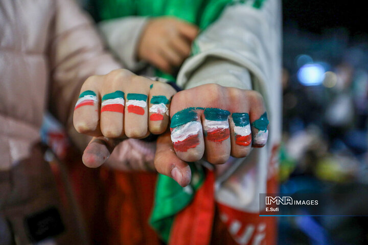 هنرنمایی دختران کوچک اراکی در حماسه حضور میدان شهدا