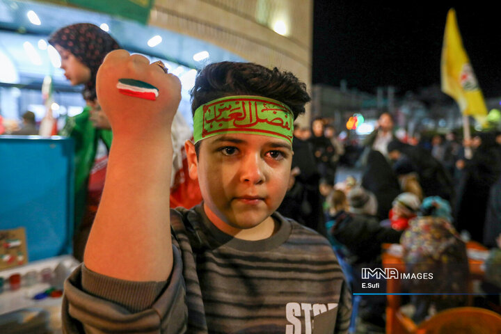 هنرنمایی دختران کوچک اراکی در حماسه حضور میدان شهدا
