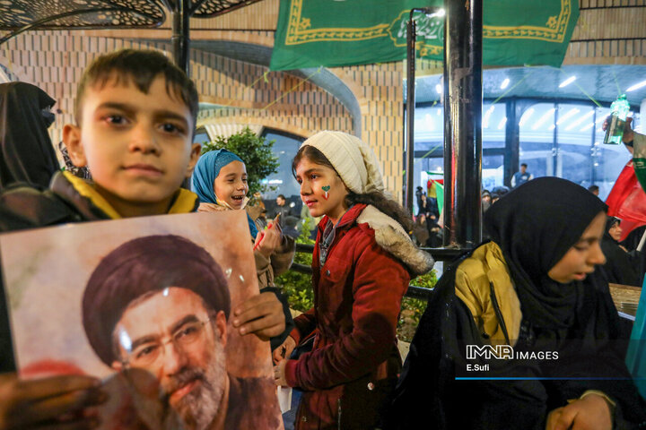 هنرنمایی دختران کوچک اراکی در حماسه حضور میدان شهدا
