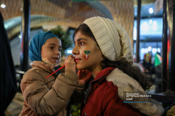 هنرنمایی دختران کوچک اراکی در حماسه حضور میدان شهدا