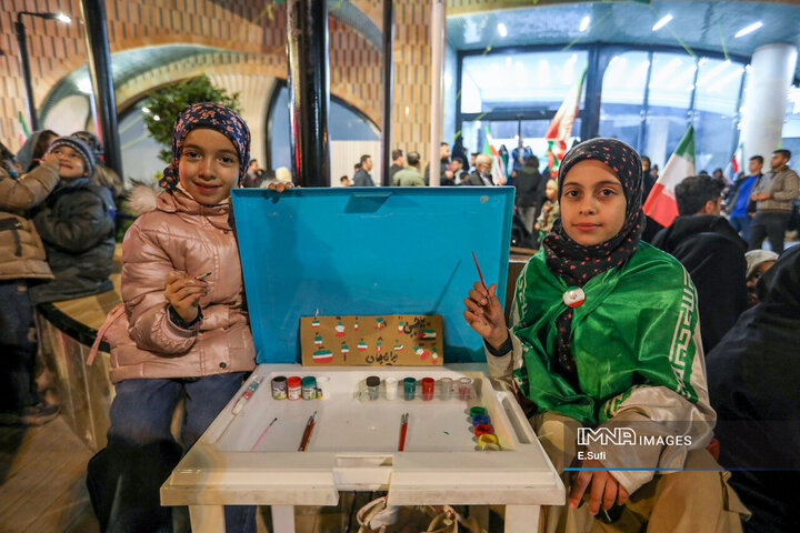 هنرنمایی دختران کوچک اراکی در حماسه حضور میدان شهدا