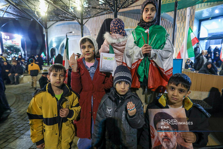 هنرنمایی دختران کوچک اراکی در حماسه حضور میدان شهدا