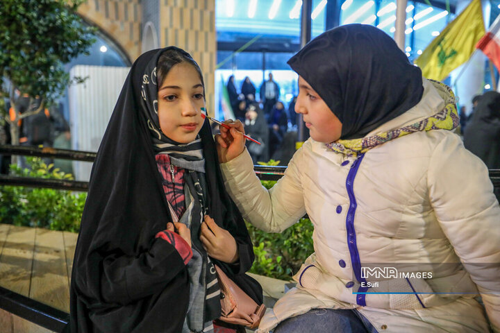 هنرنمایی دختران کوچک اراکی در حماسه حضور میدان شهدا