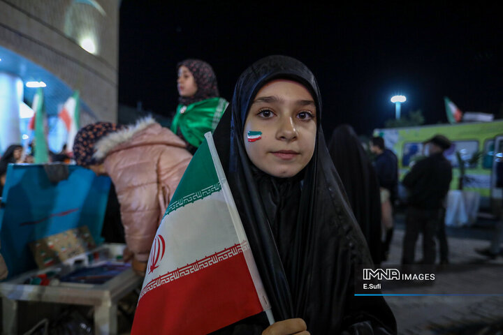 هنرنمایی دختران کوچک اراکی در حماسه حضور میدان شهدا