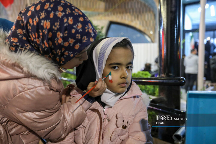 هنرنمایی دختران کوچک اراکی در حماسه حضور میدان شهدا