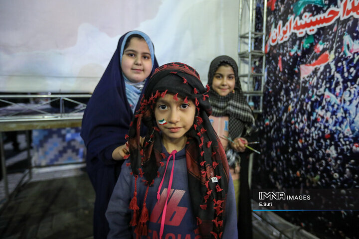 هنرنمایی دختران کوچک اراکی در حماسه حضور میدان شهدا