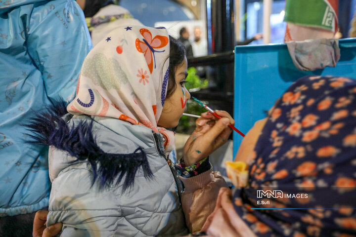 هنرنمایی دختران کوچک اراکی در حماسه حضور میدان شهدا