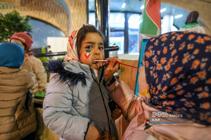 هنرنمایی دختران کوچک اراکی در حماسه حضور میدان شهدا