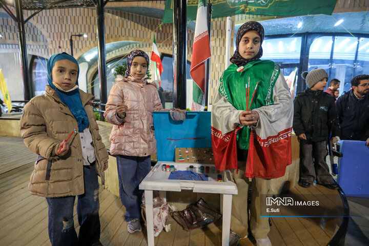 هنرنمایی دختران کوچک اراکی در حماسه حضور میدان شهدا