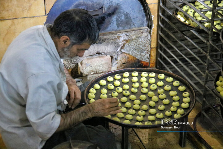 جریان زندگی با طعم شیرینِ کاک و نان برنجی